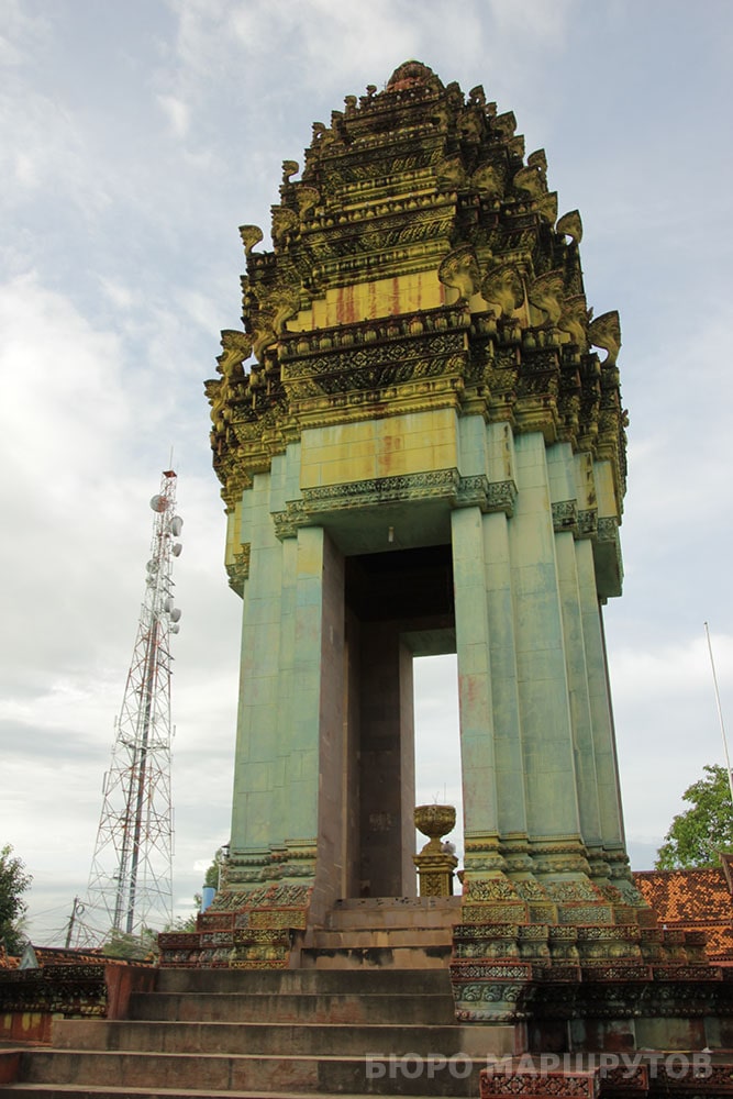 Главное сооружение мемориала в Сием Рипе Мемориал Cambodia Vietnam Memorial в Сием Рипе